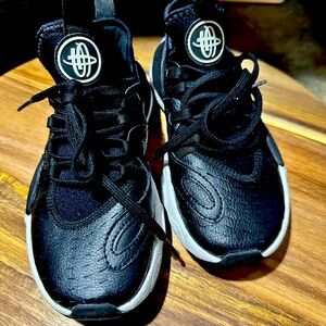 Nike Boys size 2 for little kids 3-5 year old. In almost new condition.